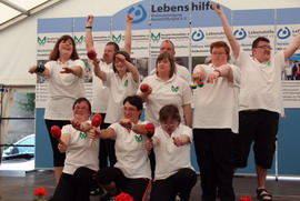 Menschen mit Handicap Fußball / Walking